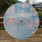 Solparaply/ parasol - lyseblå med lyserød flora